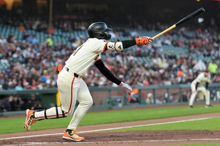 San Francisco Giants' Lee Jung-hoo watches his base hit against the New York Mets during the third inning of a baseball game in San Francisco, April 22. AP-Yonhap