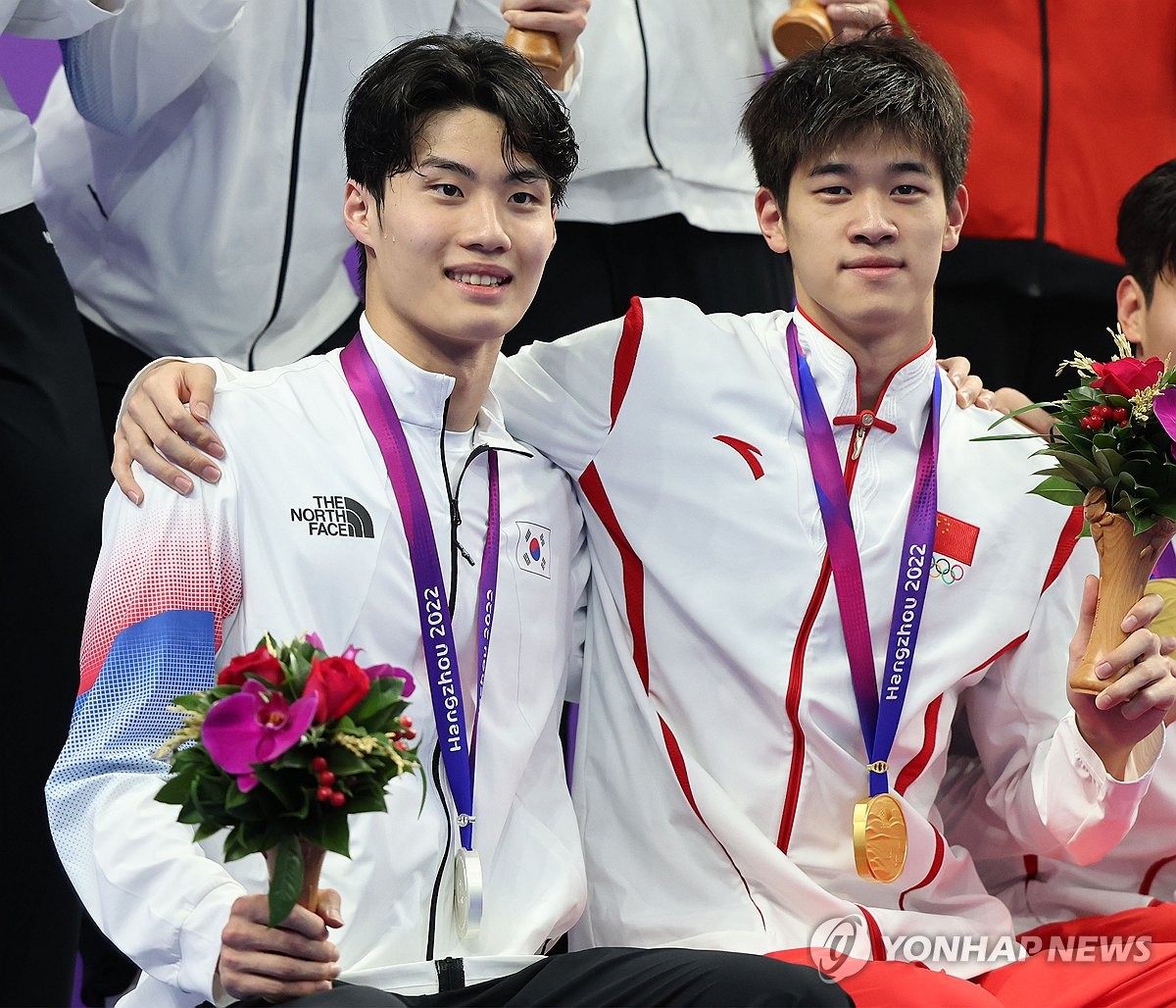 Hwang Sun-woo, silver medalist in medley relay, “continues to break Korean records with this member”